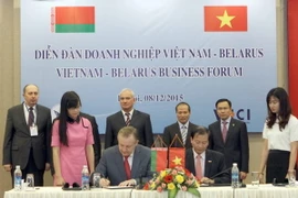 Lễ ký kết hợp tác giữa đại diện VCCI và Phòng Thương mại và Công nghiệp Belarus. (Ảnh minh họa: Tuấn Anh/TTXVN)