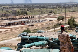 Binh sỹ Iraq trong chiến dịch truy quét các tay súng IS tại thành phố Fallujah. (Nguồn: EPA/TTXVN)