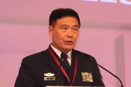 Phó Tổng Tham mưu trưởng quân đội Trung Quốc Tôn Kiến Quốc phát biểu tại Đối thoại Shangri La lần thứ 14 tại Singapore, ngày 31/5. (Ảnh: TTXVN)