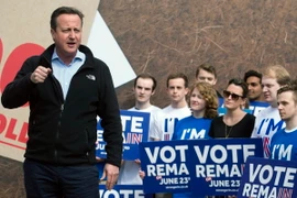 Thủ tướng Anh David Cameron trong cuộc vận động cử tri Anh ở lại EU tại Witney, Oxfordshire ngày 14/5. (Nguồn: EPA/TTXVN)
