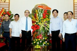 Ủy viên Bộ Chính trị, Chủ tịch Ủy ban Trung ương Mặt trận Tổ quốc Việt Nam Nguyễn Thiện Nhân đến thăm và chúc mừng Cổng thông tin điện tử Chính phủ. (Ảnh: Nguyễn Dân/TTXVN)