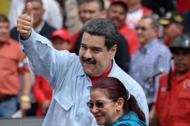 Tổng thống Venezuela Nicolas Maduro (trái) tham gia tuần hành cùng người dân tại thủ đô Caracas ngày 31/5. (Nguồn: AFP/TTXVN)