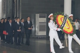 Chủ tịch nước Trần Đại Quang dẫn đầu đoàn đại biểu Nhà nước viếng các thành viên phi hành đoàn máy bay CASA 212. (Ảnh: TTXVN)