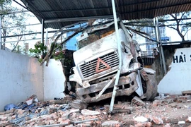 Xe đầu kéo mất lái đâm sập tường cảng Nhà Rồng-Khánh Hội 