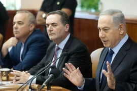 Thủ tướng Israel Benjamin Netanyahu (phải) trong một cuộc họp nội các tại Jerusalem ngày 31/5. (Nguồn: AFP/TTXVN)