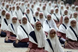 Hàng trăm sinh viên Hồi giáo Ấn Độ tham gia lớp học yoga tại Ahmedabad ngày 15/6. (Nguồn: AFP/TTXVN)