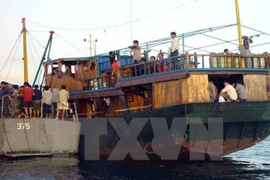 Hải quân Phillipines ngăn chặn các ngư dân nước ở phía ngoài bãi cạn Scarborough. (Nguồn: AFP/TTXVN)