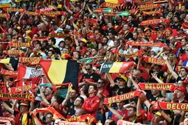Niềm vui của các cổ động viên Bỉ trước chiến thắng 3-0 của đội nhà. (Nguồn: AFP/TTXVN)