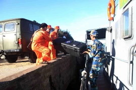 Lực lượng tìm kiếm cứu nạn ngành hàng không di chuyển lên tàu HQ211. (Ảnh: Thanh Tùng/TTXVN)