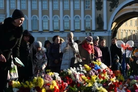 Tưởng niệm các nạn nhân vụ rơi máy bay ở bán đảo Sinai, Ai Cập, tại quảng trường St. Petersburg ngày 3/11. (AFP/TTXVN)