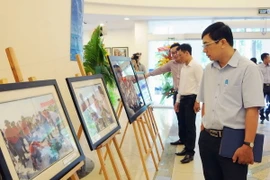 Khách tham quan Triển lãm. (Ảnh: An Hiếu/TTXVN)