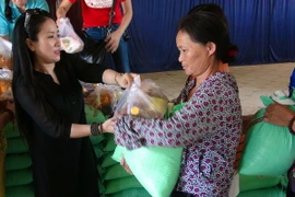 Tặng quà hỗ trợ các hộ ngư dân ở 4 huyện Hải Lăng, Triệu Phong, Gio Linh và Vĩnh Linh (tỉnh Quảng Trị). (Ảnh: Trịnh Bang Nhiệm/TTXVN)