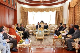 Bí thư Thành ủy TP.HCM đến thăm và chúc sức khỏe các vị nguyên Lãnh đạo Đảng và Nhà nước Lào. (Ảnh: Phạm Kiên/Vietnam+)