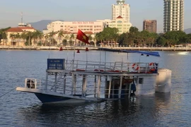 Chiếc tàu bị nạn đã được kéo nổi lên và đưa vào gần bờ sông Hàn. (Ảnh: Trần Lê Lâm/TTXVN)