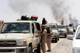 Binh sỹ thuộc lực lượng ủng hộ Chính phủ đoàn kết Libya làm nhiệm vụ tại thành phố Sirte ngày 10/6. (Nguồn: AFP/TTXVN)