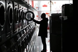 Một cửa hàng giặt là ở Simferopol trên bán đảo Crimea trong thời gian xảy ra mất điện ngày 22/11/2015. (Nguồn: AFP/TTXVN)