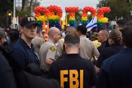 Nhân viên FBI theo dõi cuộc diễu hành của người đồng tính tại Tây Hollywood, California ngày 12/6. (Nguồn: AFP/TTXVN)