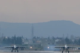 Máy bay chiến đấu Sukhoi Su-24 của Nga tại căn cứ quân sự Hmeimin thuộc tỉnh Latakia, miền tây bắc Syria ngày 16/12. (Nguồn: AFP/TTXVN)