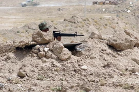 Lực lượng bán quân sự Shiite làm nhiệm vụ trong chiến dịch tấn công IS tại làng Harariyat, ngoại ô Fallujah ngày 28/5. (Nguồn: THX/TTXVN)