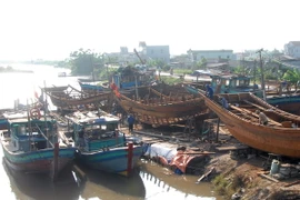 Đóng mới tàu thuyền tại một cơ sở đóng tàu ở thị trấn Quất Lâm, huyện Giao Thủy. (Ảnh: Quang Quyết/TTXVN)