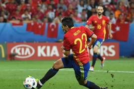 Tiền đạo Tây Ban Nha Nolito ghi bàn thắng nhân đôi cách biệt trước Thổ Nhĩ Kỳ trong trận đấu ở bảng D vòng chung kết giải bóng đá Euro 2016 diễn ra tại thành phố Nice, Pháp, ngày 17/6. (Nguồn: AFP/TTXVN)
