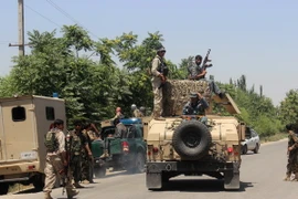 Lực lượng an ninh Afghanistan làm nhiệm vụ trong chiến dịch chống Taliban tại Kunduz ngày 31/5. (Nguồn: AFP/TTXVN)