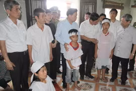 Lãnh đạo tỉnh Bắc Ninh thăm hỏi động viên thân nhân những gia đình có người bị nạn do điện giật. (Ảnh: Thái Hùng/TTXVN)