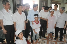 Lãnh đạo tỉnh Bắc Ninh thăm hỏi động viên thân nhân những gia đình có người bị nạn do điện giật. (Ảnh: Thái Hùng/TTXVN)