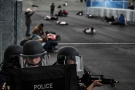 Lực lượng cảnh sát và phòng cháy chữa cháy Pháp tham gia buổi diễn tập nhằm tăng cường an ninh trước thềm Euro 2016. (Nguồn: AFP/TTXVN)