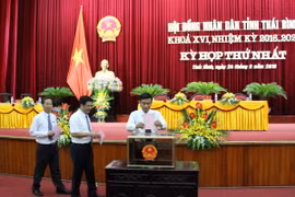 Các đại biểu bỏ phiếu bầu các chức danh lãnh đạo chủ chốt HĐND, UBND tỉnh Thái Bình. (Ảnh: Xuân Tiến/TTXVN)