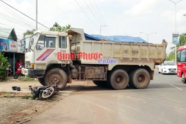 Xe ben đâm thẳng vào xe máy khiến hai người thương vong