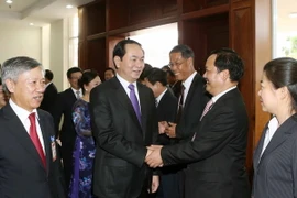 Chủ tịch nước Trần Đại Quang đến thăm, nói chuyện với cán bộ, nhân viên Đại sứ quán Việt Nam và đại diện cộng đồng Việt kiều đang học tập, làm ăn, sinh sống tại Lào. (Ảnh: Nhan Sán/TTXVN)
