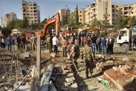 Lực lượng an ninh Syria tìm kiếm người sống sót trong đống đổ nát sau vụ pháo kích của phiến quân vào quận Hamdaniyeh, thành phố Allepo ngày 4/6. (Nguồn: AFP/TTXVN)