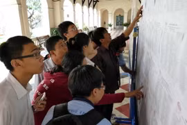 Phụ huynh và học sinh xem kết quả kỳ thi tuyển sinh lớp 10 tại trường THPT Chuyên Lê Hồng Phong. (Ảnh: Phương Vy/TTXVN)
