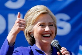 Ứng cử viên đảng Dân chủ, cựu Ngoại trưởng Mỹ Hillary Clinton phát biểu trước những người ủng hộ trong chiến dịch tranh cử tại Los Angeles, bang California (Mỹ) ngày 6/6. (Nguồn: EPA/TTXVN)