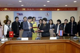 Phó Tổng Giám đốc TTXVN Ngô Hà Thái và Cố vấn Tổng Giám đốc Cục Quan hệ Công chúng (PRD) Chinapatara Puttachart Ký kết Biên bản JTC lần thứ 13. (Ảnh: An Đăng/TTXVN)