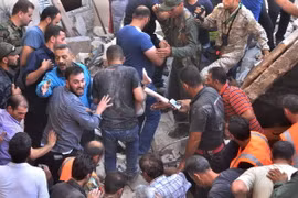 Lực lượng cứu trợ Syria tìm kiếm người sống sót trong đống đổ nát sau vụ pháo kích vào quận Hamdaniyeh, thành phố Allepo ngày 4/6. (Nguồn: AFP/TTXVN)