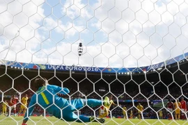 Tiền đạo Romania Bogdan Stancu (giữa) ghi bàn từ cú sút phạt penalty mở tỷ số 1-0 trước đội tuyển Thụy Sĩ trong trận đấu ở bảng A giải Bóng đá Euro 2016 diễn ra ở thủ đô Paris, Pháp, ngày 15/6. (Nguồn: EPA/TTXVN)