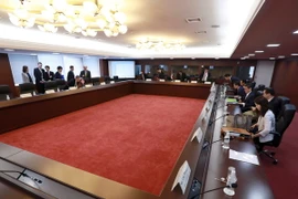 Ông Sung Kim - Đặc phái viên của Mỹ về chính sách Triều Tiên (trái), ông Kimihiro Ishikane - Vụ trưởng Vụ các vấn đề châu Á và châu Đại Dương của Bộ Ngoại giao Nhật Bản (giữa) và ông Kim Hong Kyun - Đặc phái viên của Hàn Quốc về các vấn đề hòa bình và an 