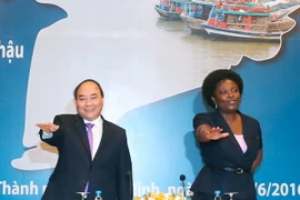 Thủ tướng Nguyễn Xuân Phúc và các đại biểu hưởng ứng chung tay "Vì Đồng bằng sông Cửu Long thịnh vượng và thích ứng với khí hậu”. (Ảnh: Thống Nhất/TTXVN)