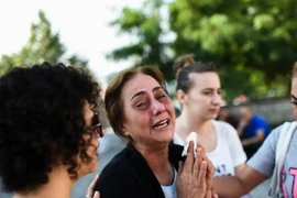 Nỗi đau mất mát của người nhà nạn nhân sau vụ tấn công. (Nguồn: AFP/TTXVN)