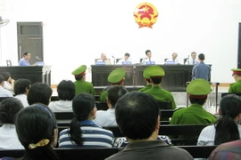 Quang cảnh phiên tòa xét xử vụ án tham ô tài sản trong việc sửa chữa ụ nổi 83M. (Ảnh: Tiên Minh/TTXVN)