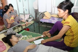 Lãnh đạo UBND huyện Vĩnh Linh đã đến các cơ sở y tế để thăm hỏi, tặng quà hỗ trợ các bệnh nhân. (Ảnh: Thanh Thủy/TTXVN)