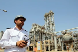 Nhân viên làm việc tại cơ sở hóa dầu Mahshahr ở tỉnh Khuzestan, tây nam Iran ngày 28/9/2011. (Nguồn: EPA/TTXVN)