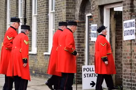 Cử tri Anh bỏ phiếu trưng cầu ý dân ở Chelsea, Tây London, ngày 23/6. (Nguồn: AFP/TTXVN)