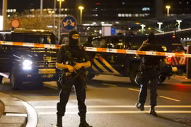 Cảnh sát gác bên ngoài sân bay Schiphol ở Amsterdam ngày 12/4. (Nguồn: AFP/TTXVN)