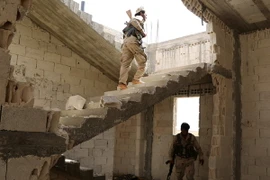 Binh sỹ Syria làm nhiệm vụ tại khu vực ngoại ô Manbij, Aleppo ngày 15/6. (Nguồn: AFP/TTXVN)