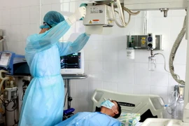 Diễn tập thực hiện quy trình chẩn đoán bệnh, chăm sóc và điều trị người bệnh nghi nhiễm MERS-CoV. (Ảnh: Dương Ngọc/TTXVN)