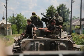 Binh sỹ Ukraine tuần tra tại thành phố miền đông Mariinka ngày 5/6. (Nguồn: AFP/TTXVN)