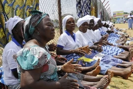 Các thành viên Phụ nữ trong mạng lưới xây dựng hòa bình (WIPNET) ca hát tại thủ đô Monrovia, sau khi WHO tuyên bố Liberia hết dịch Ebola. (Nguồn: AFP/TTXVN)